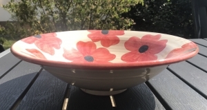 Obst- und Dekoschüssel, rote Blüten