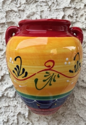 Wandamphore, filigran bemalt, gelb/rot/blau, innen und aussen glasiert