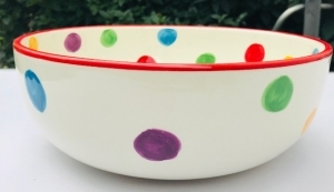 Schüssel mit bunten Punkten
