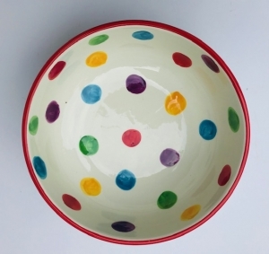 Schüssel mit bunten Punkten