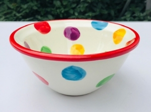 Müslischälchen mit bunten Punkten